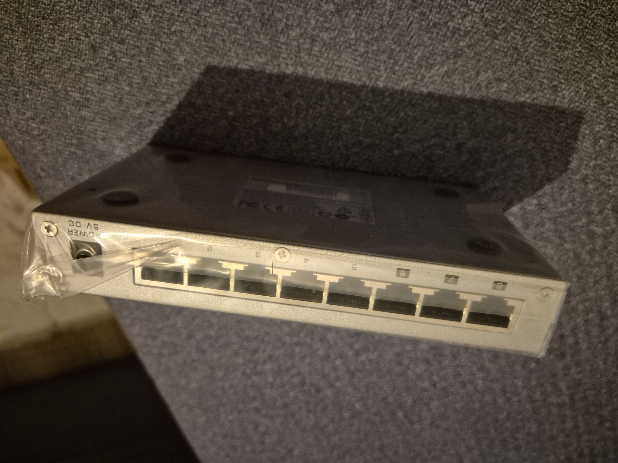 Nowy Desktop 8 port ES-108A