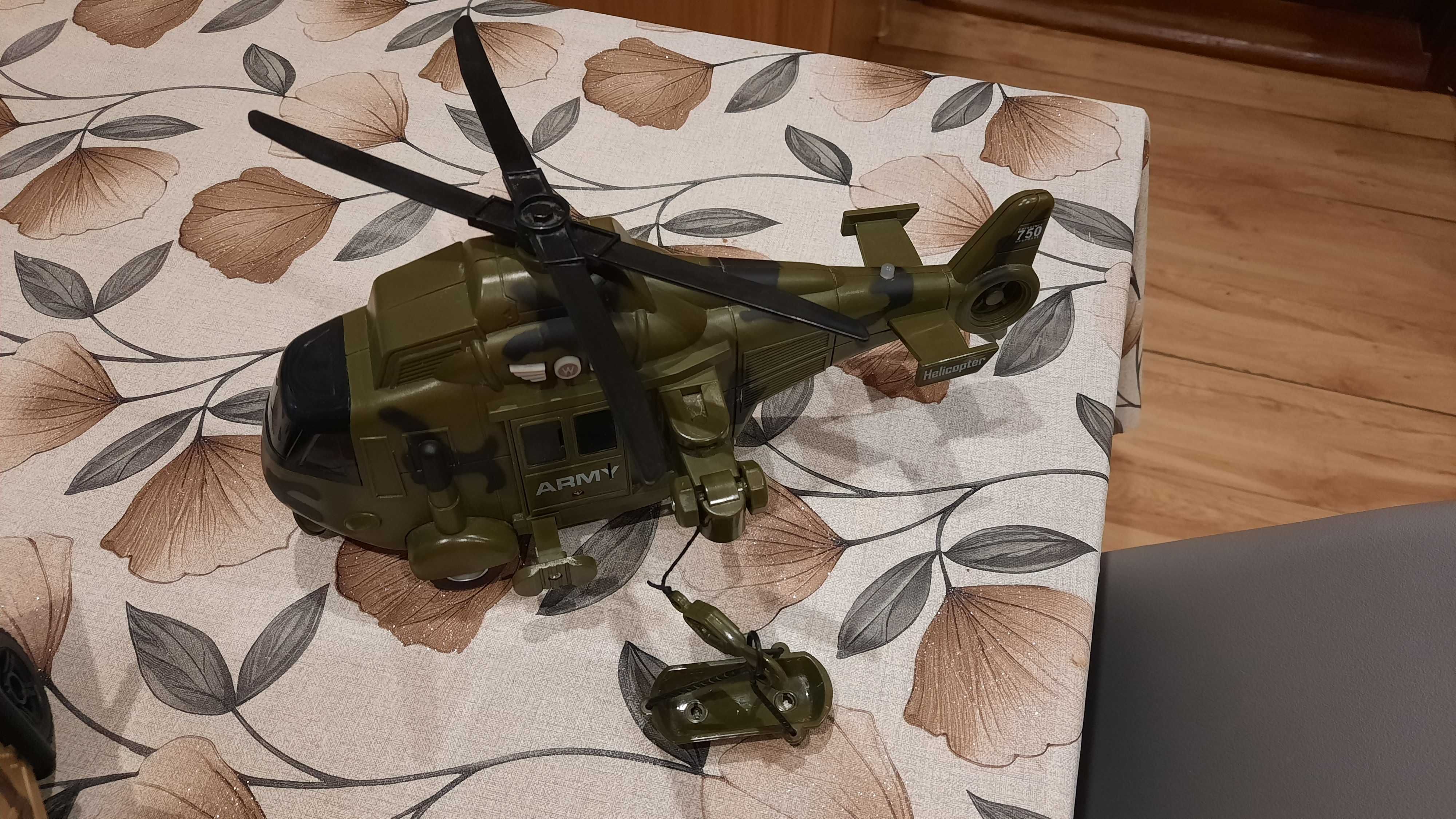 Samochód i helikopter wojskowy