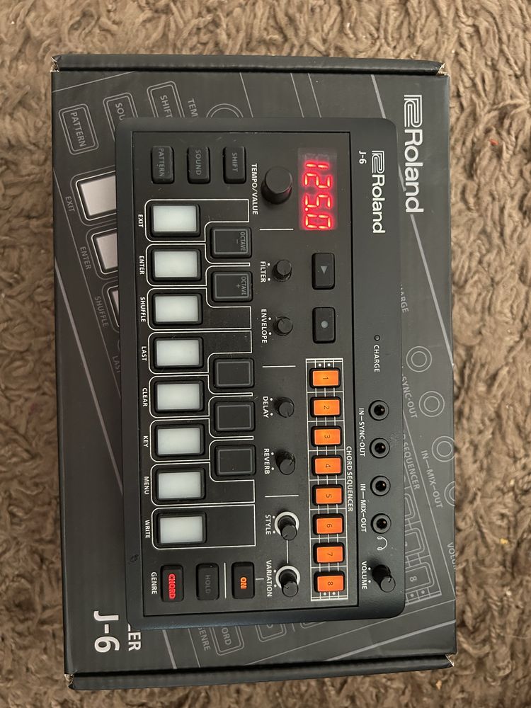 Roland Aira J-6 Synth Syntezatory
