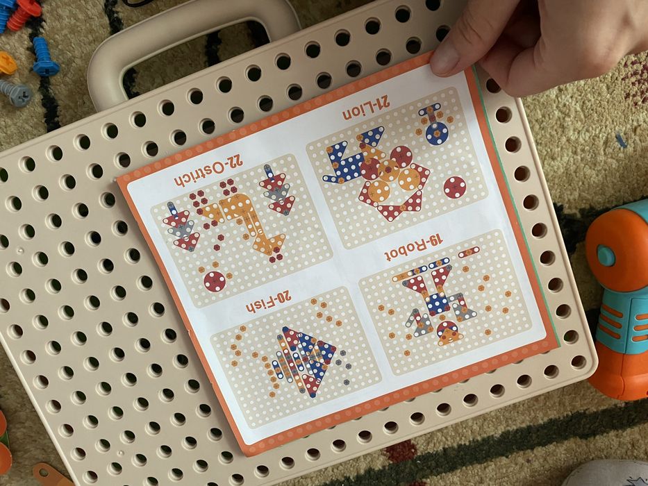 Гра, мозаїка з шурупокрутом у валізі