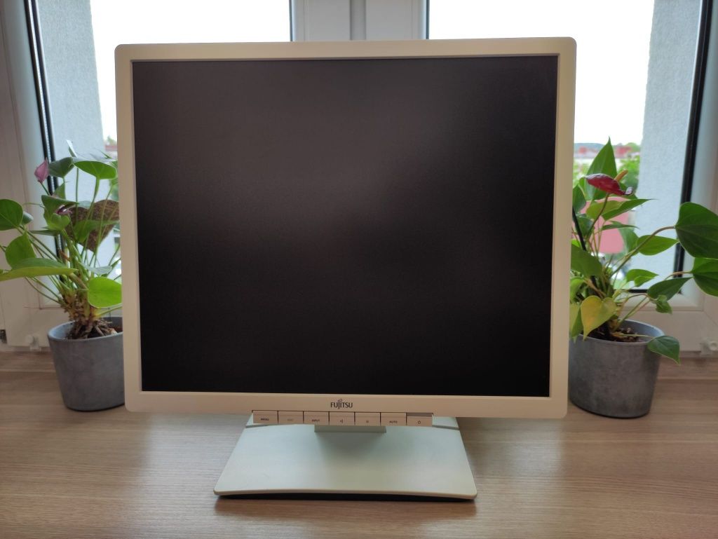 Monitor LCD Fujitsu - Siemens 19" z podświetleniem LED i wbudowanym gł