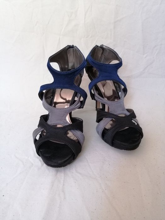 Sandálias de salto alto fino tricolor acetinadas