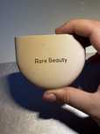 Puder rare beauty ivory