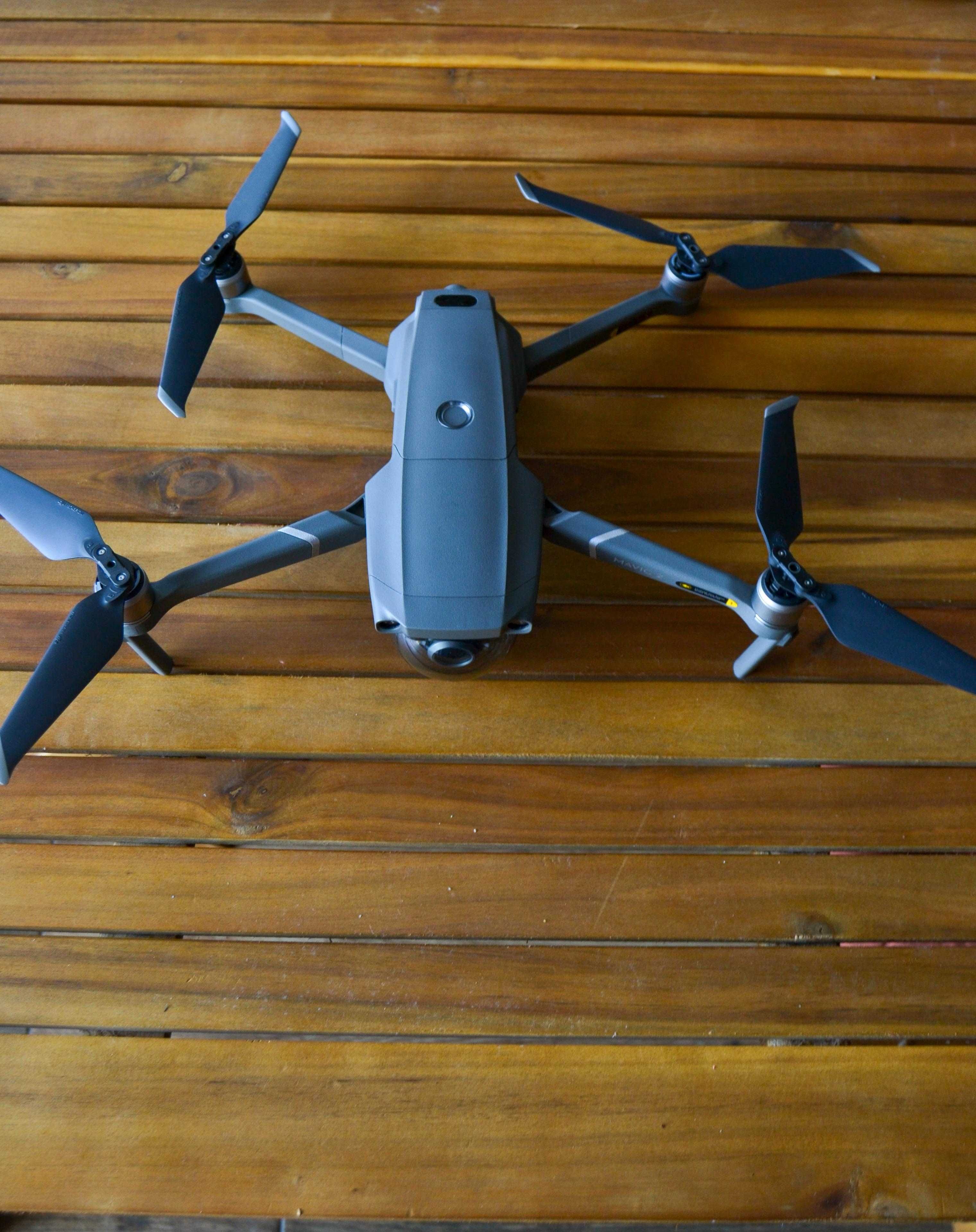Drone DJI Mavic 2 Zoom (4K-Autonomia: Até 30 min - Preto) com Comando