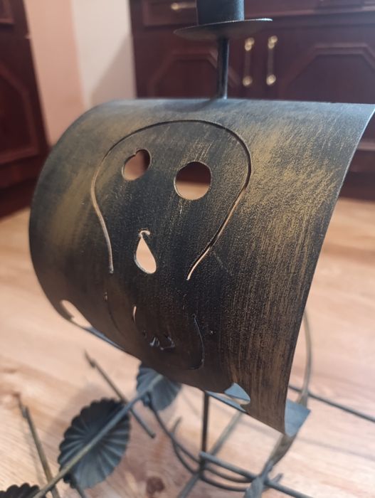 Świecznik piracki statek z metalu