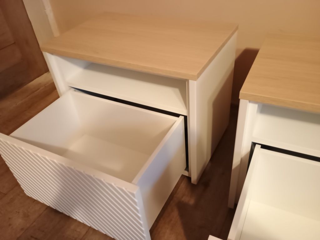 Nakastliki lakierowane białe
