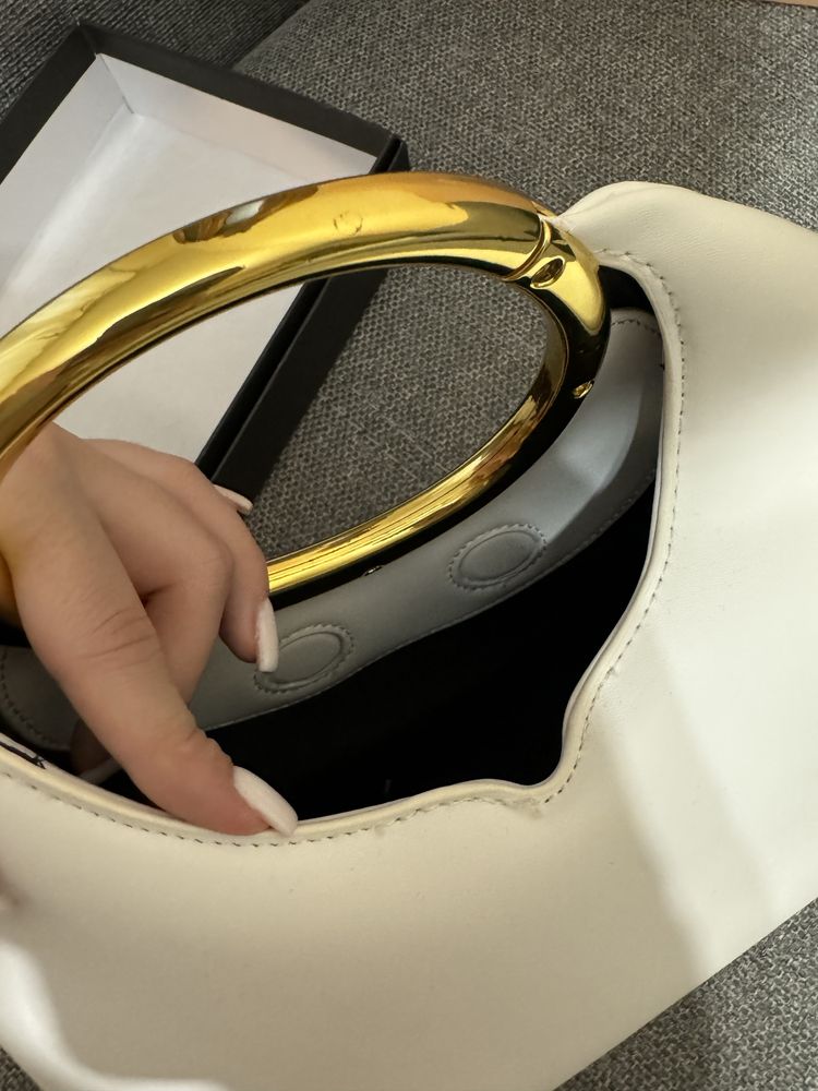 Сумка біла jacquemus , клатч , miu miu , сумка з металевою ручкою