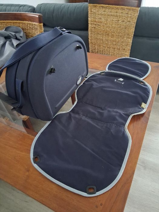 Mala para bebé e muda fraldas,  de cor azul.