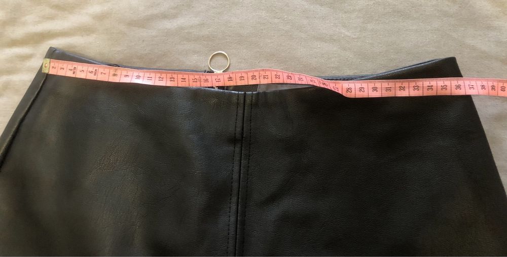 Коротка шкіряна спідниця