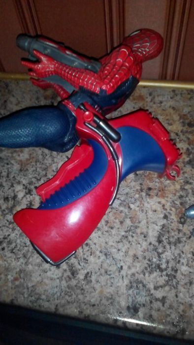 Человек-паук с оружием