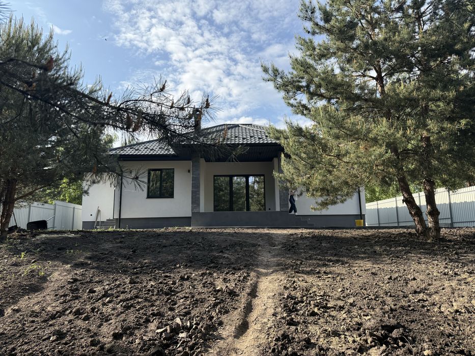 Продам будинок з ремонтом та бомбосховищем з виходом до лісу