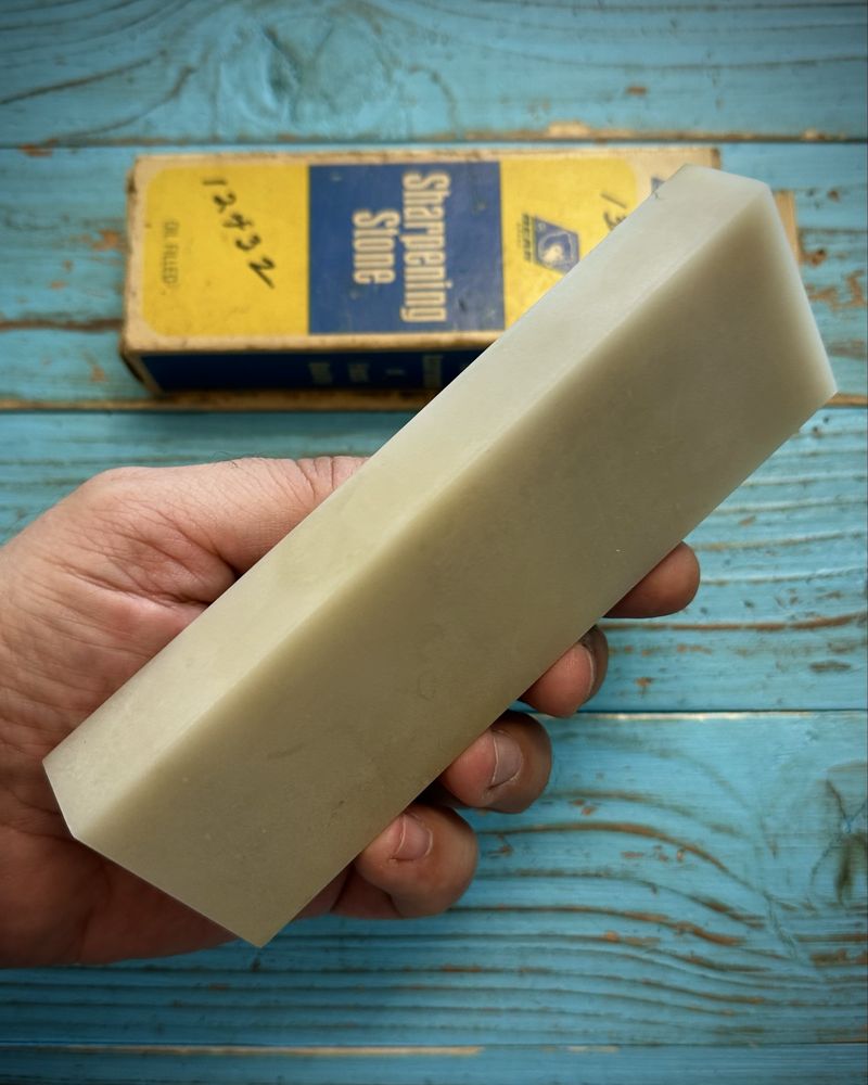 Продам Norton Bear Arkansas Hard Translucent камінь для заточування