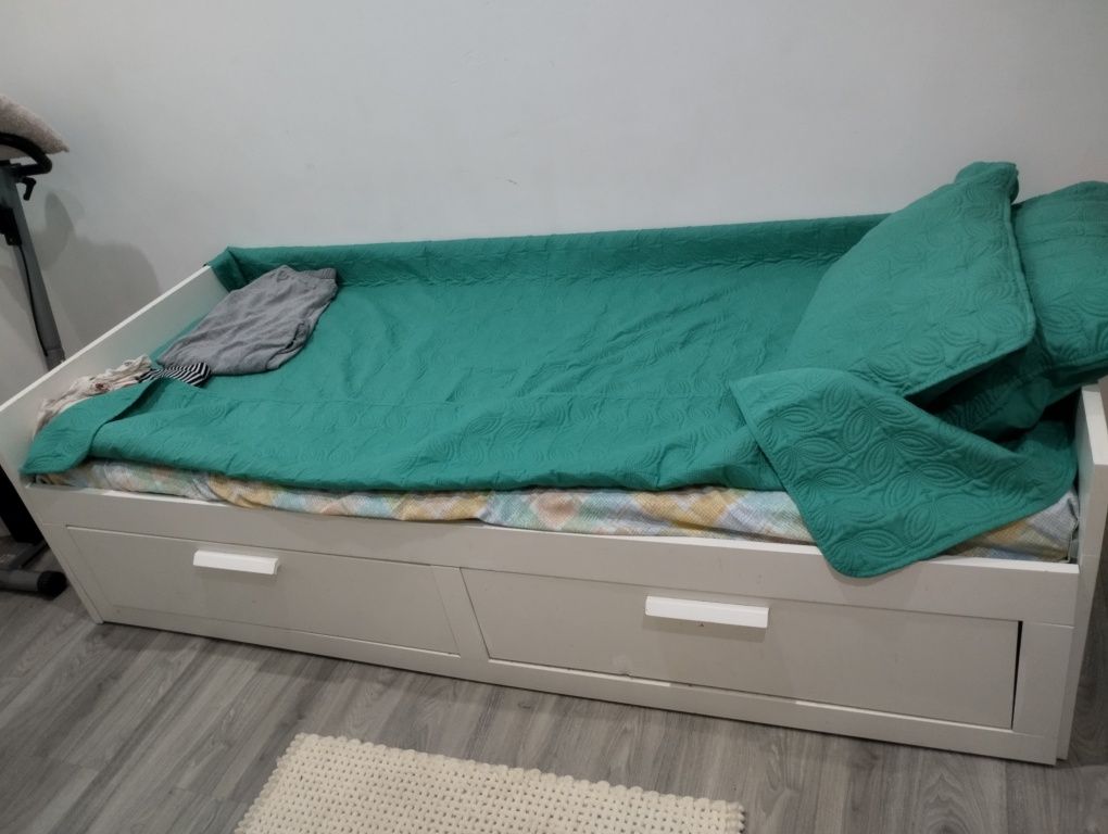 2 Camas uma em formato carrinho e uma cama com duas gavetas