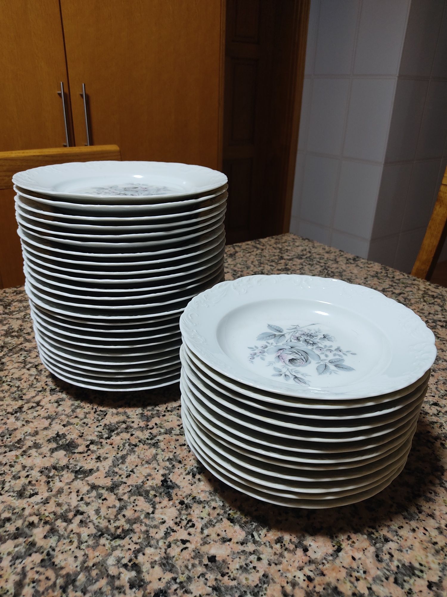 Serviço de Cozinha em Porcelana - 73 peças