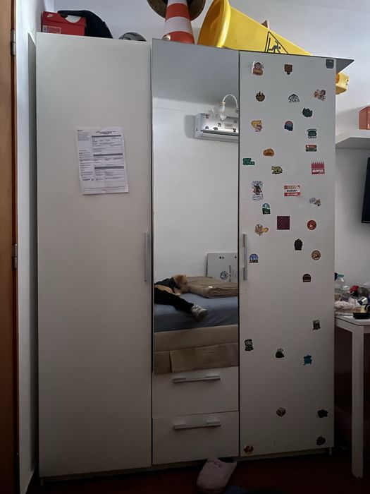 Armario branco com marcas de uso