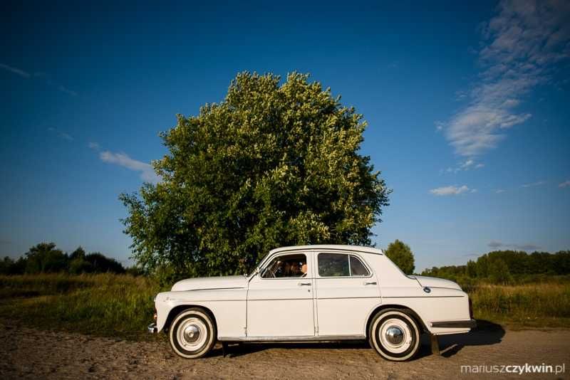 Auto rodem z PRL-u! Biała Warszawa do ślubu