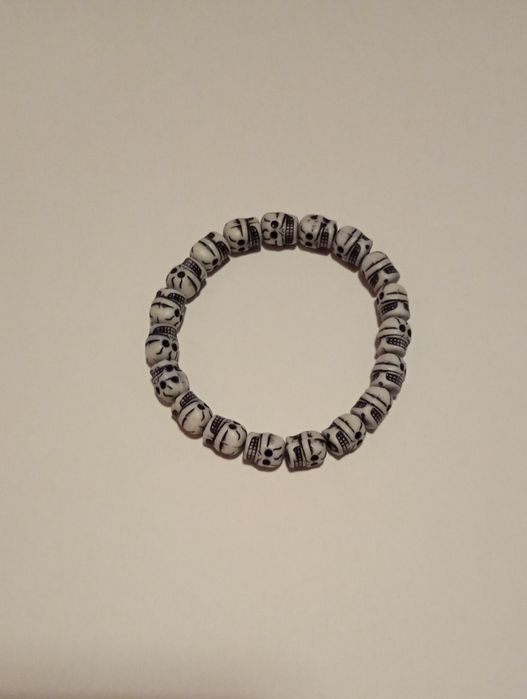 Bransoletka z koralików w czaszki