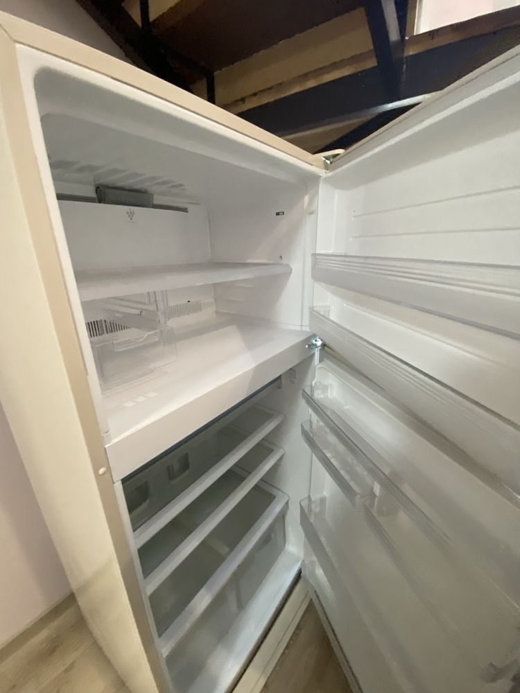 Продається холодильник Sharp з дефектом