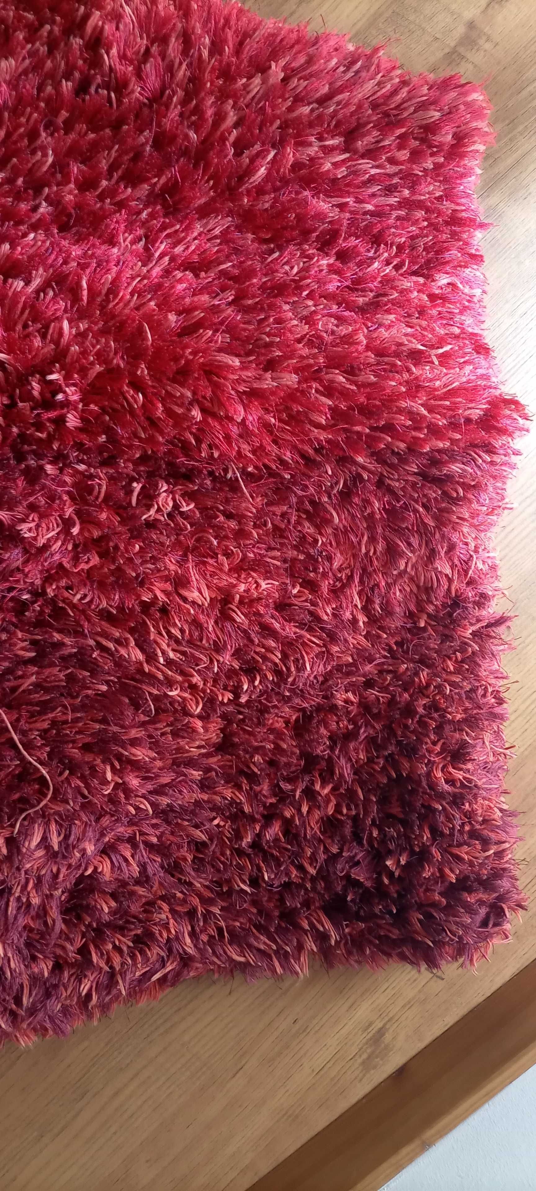 Tapete (carpete) vermelho escuro
