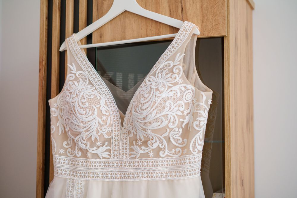 Suknia ślubna z rozcięciem