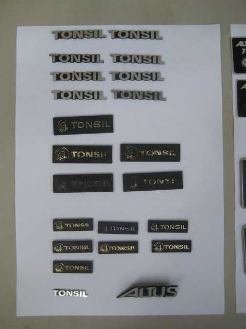 Znaczki znaczek emblemat emblematy Tonsil Altus tabliczki Unitra Diora