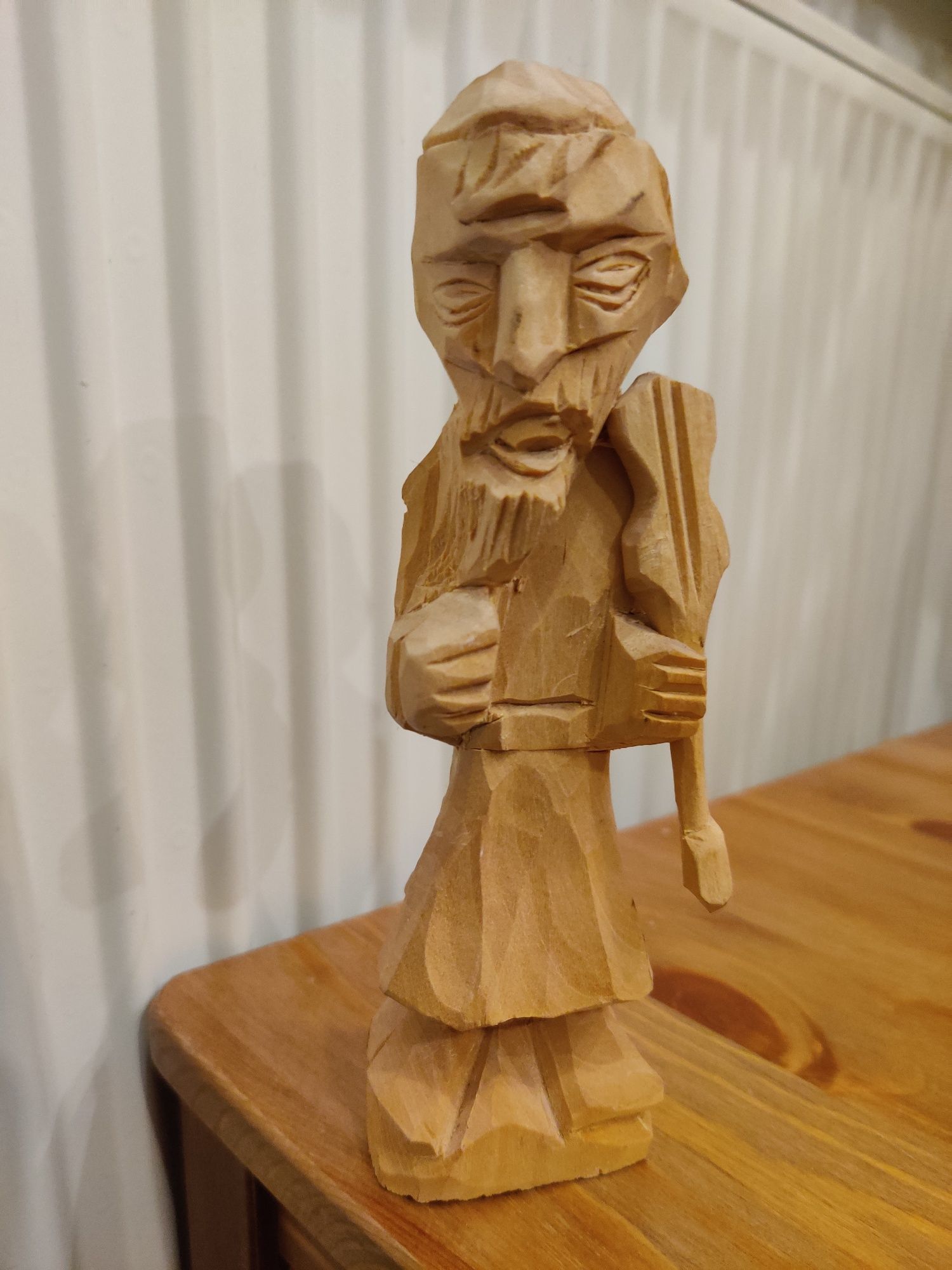 Figurka rzeźbiona w drewnie grajek 17 cm rękodzieło