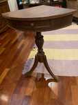 Mesa de canto em mogno