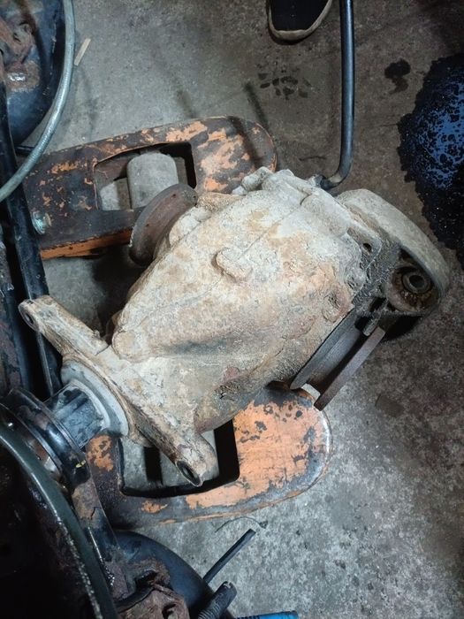 Задній підрамник й редуктор з піввісями х5  е53  3.0d