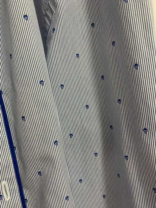 Camisa azul e branca de riscas