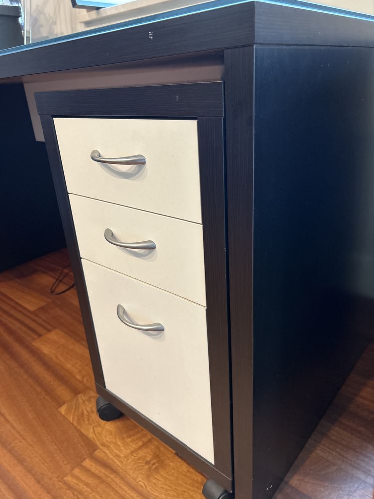 Czarne biurko Ikea lakierowane