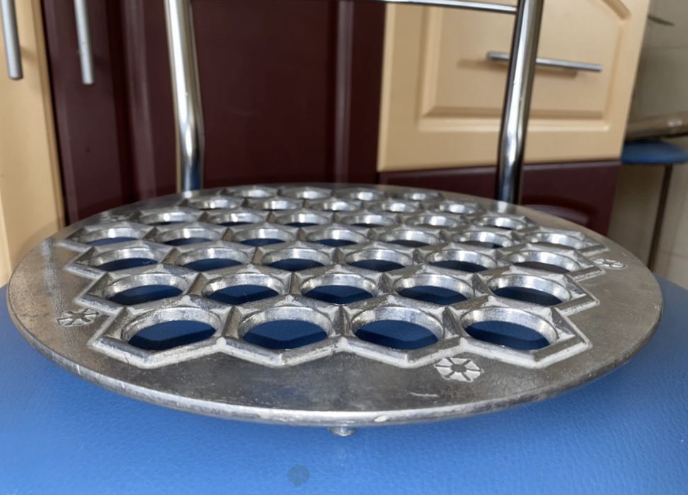 Пельменница СССР со знаком качества шестигранная на 37 шт.