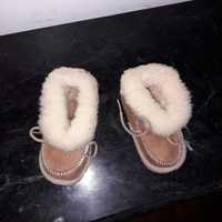 Pequenas pantufas para bébé ou para decoracao