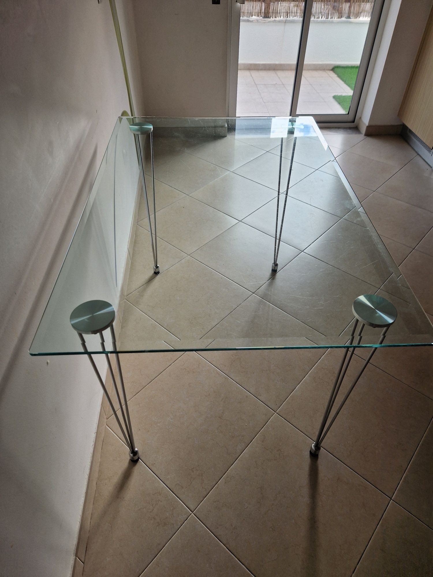 Mesa de cozinha em vidro.