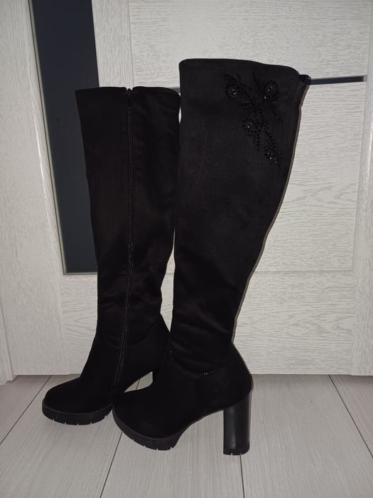 Зимові замшеві сапожки на каблуку