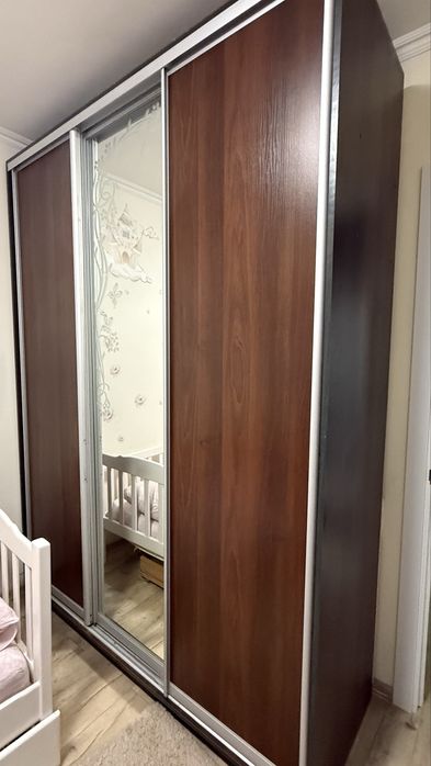 Шафа-купе коричневого кольору