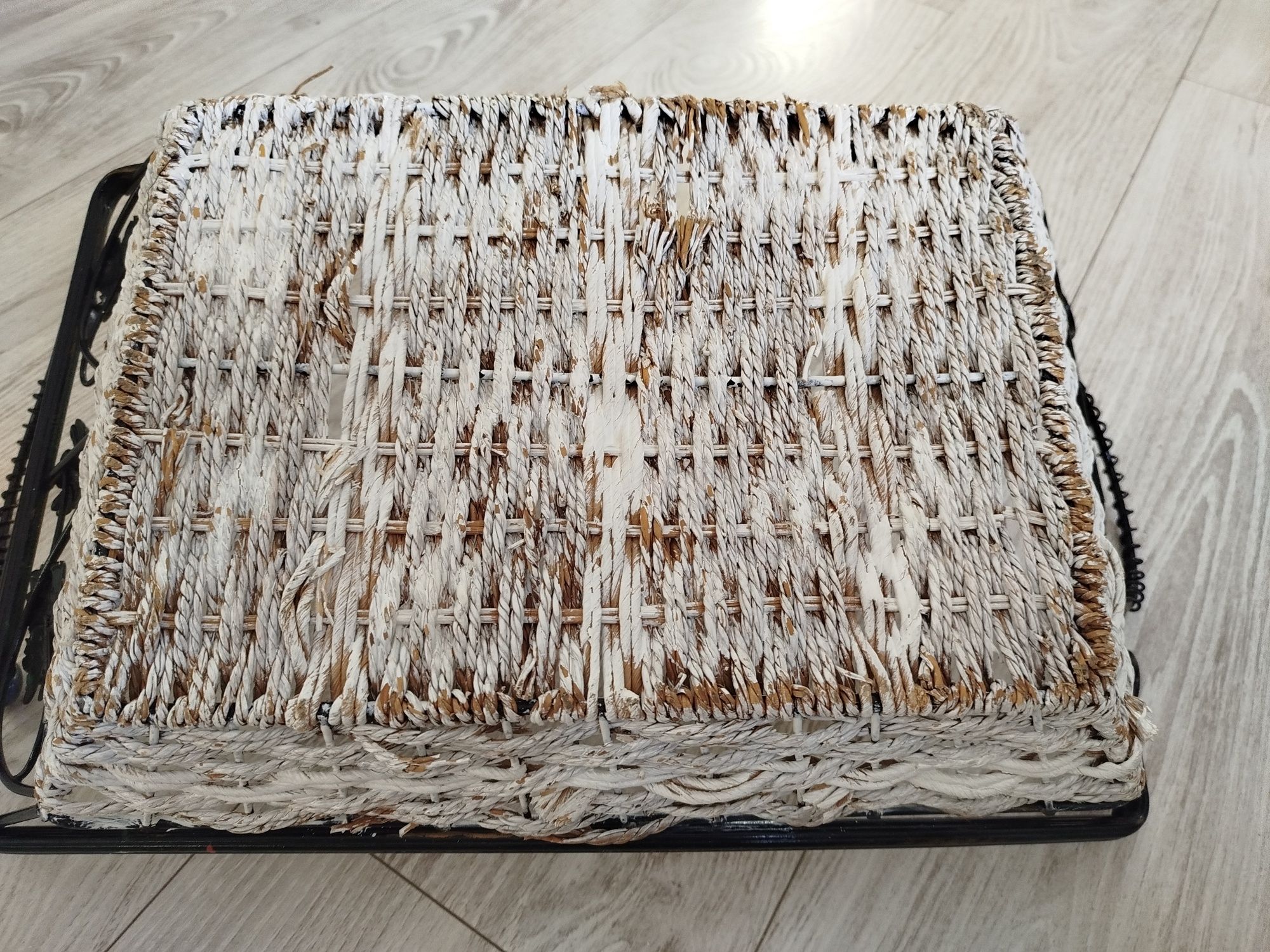 Taca starodawna zdobiona odlewem i kamykami