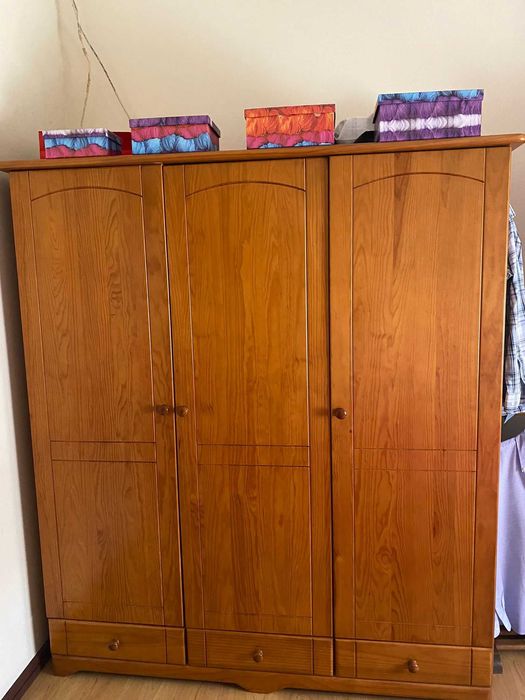 Conjunto de cama de solteiro, estante e guarda-roupa