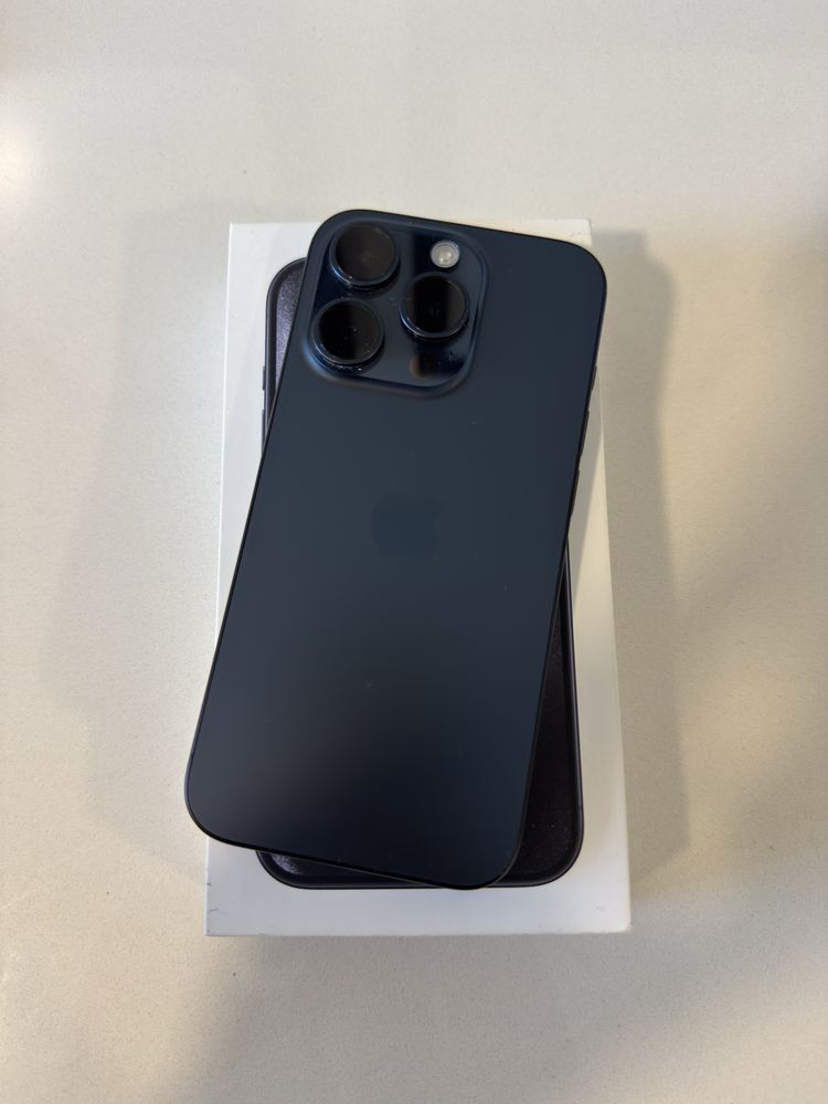 Apple iPhone 15 Pro 128GB 94% “ azul marinho “ + todos os acessórios