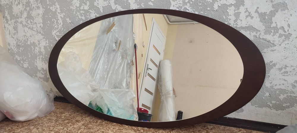 Lustro owalne w drewnianej oprawie. Kolor venge