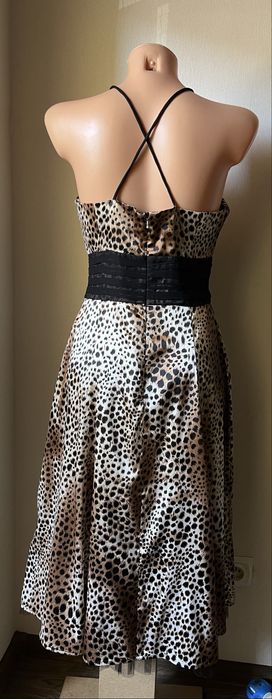 Letnia sukienka midi na ramiączkach w panterkę Monnari L 40