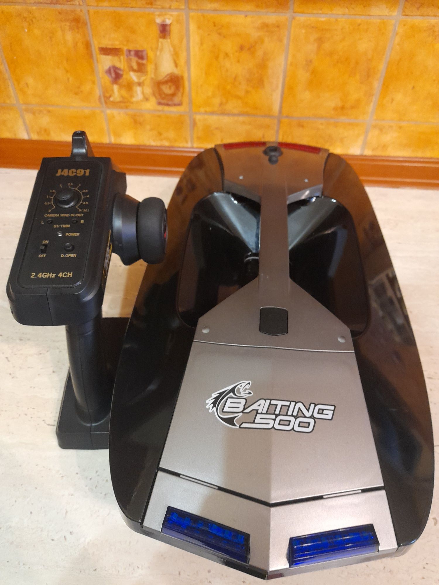 Łódź zanętowa Baiting 500 w zestawie dwie baterie