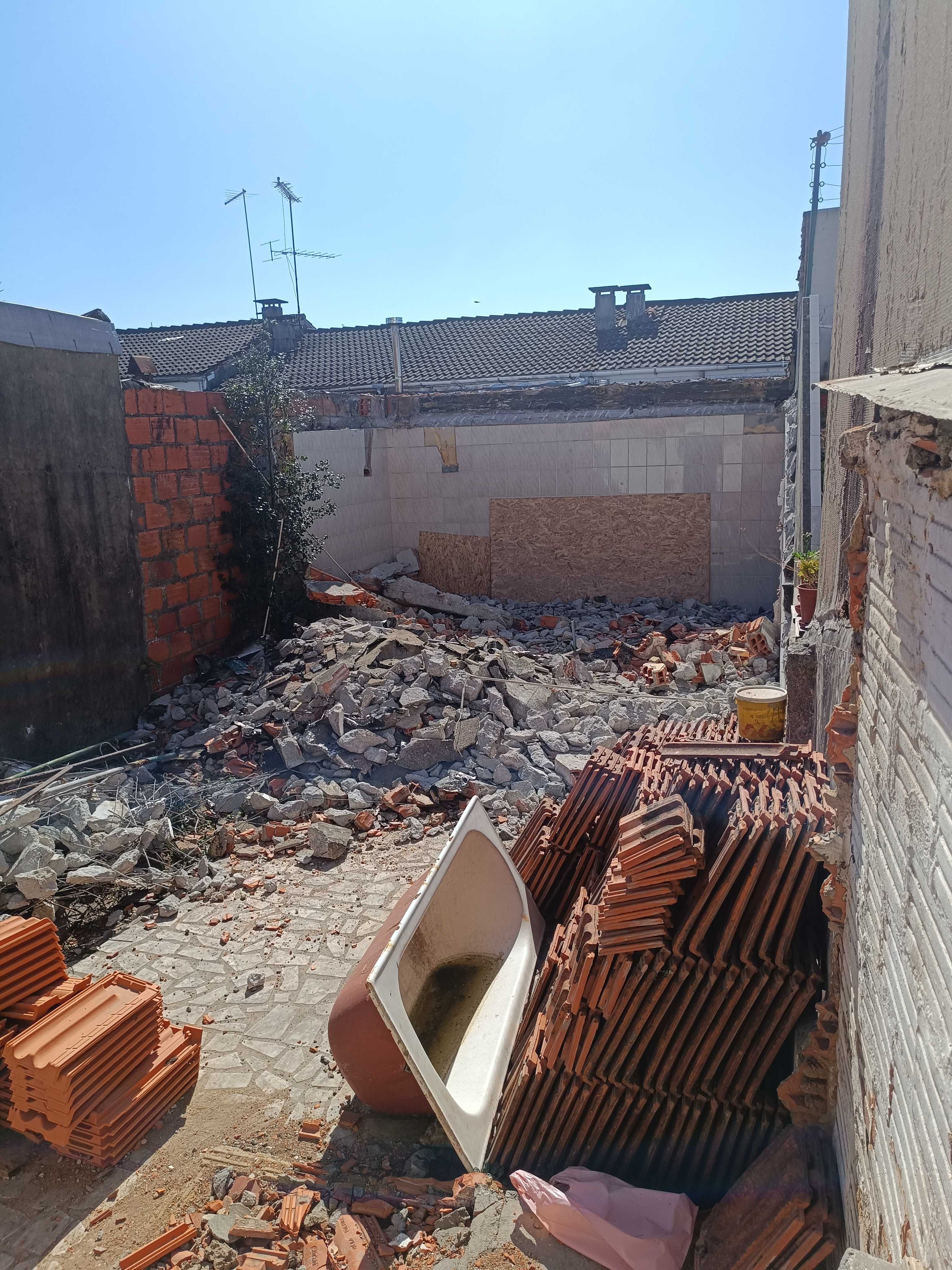 Ofereço entulho telhas estilo Marselha em Ovar.
