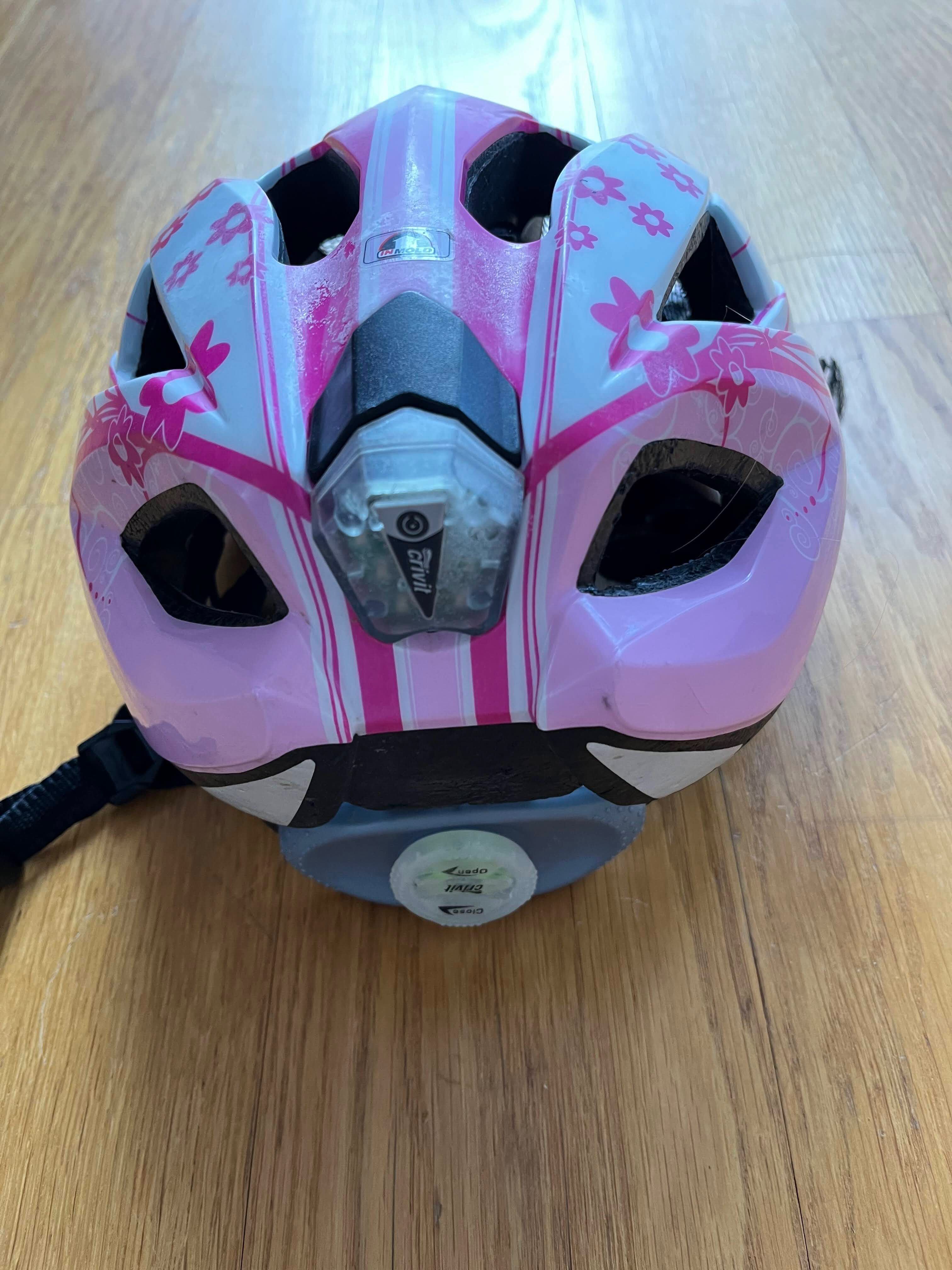 Kask rowerowy dla dziecka z tylną lampką, 49-54 cm, biało różowy