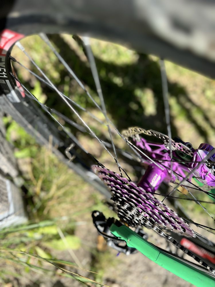 Juliana Strega / Santa Cruz Nomad S – Carbon – Full Hope & Öhlins