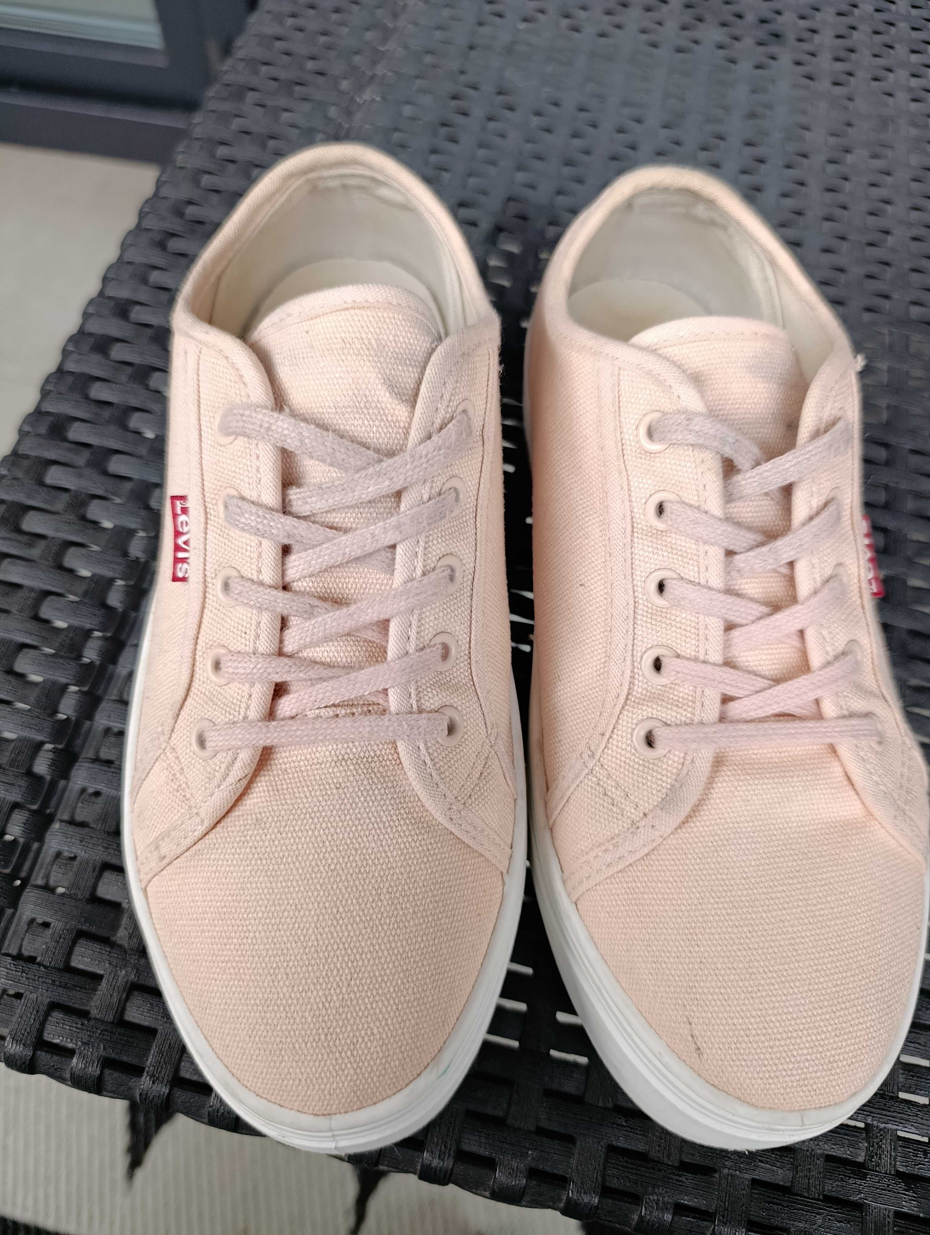 Trampki na wysokiej podeszwie Levi's Tijuana

tenisówki rozmiar 37