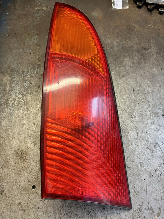 Lampa Tył Tylna Prawa Pasażera Ford Focus Mk1 Hatchback rok 2000
