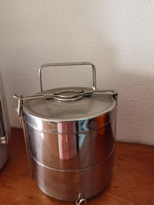 Marmitas E Leiteira e Fervedor água vintage e travessas novas