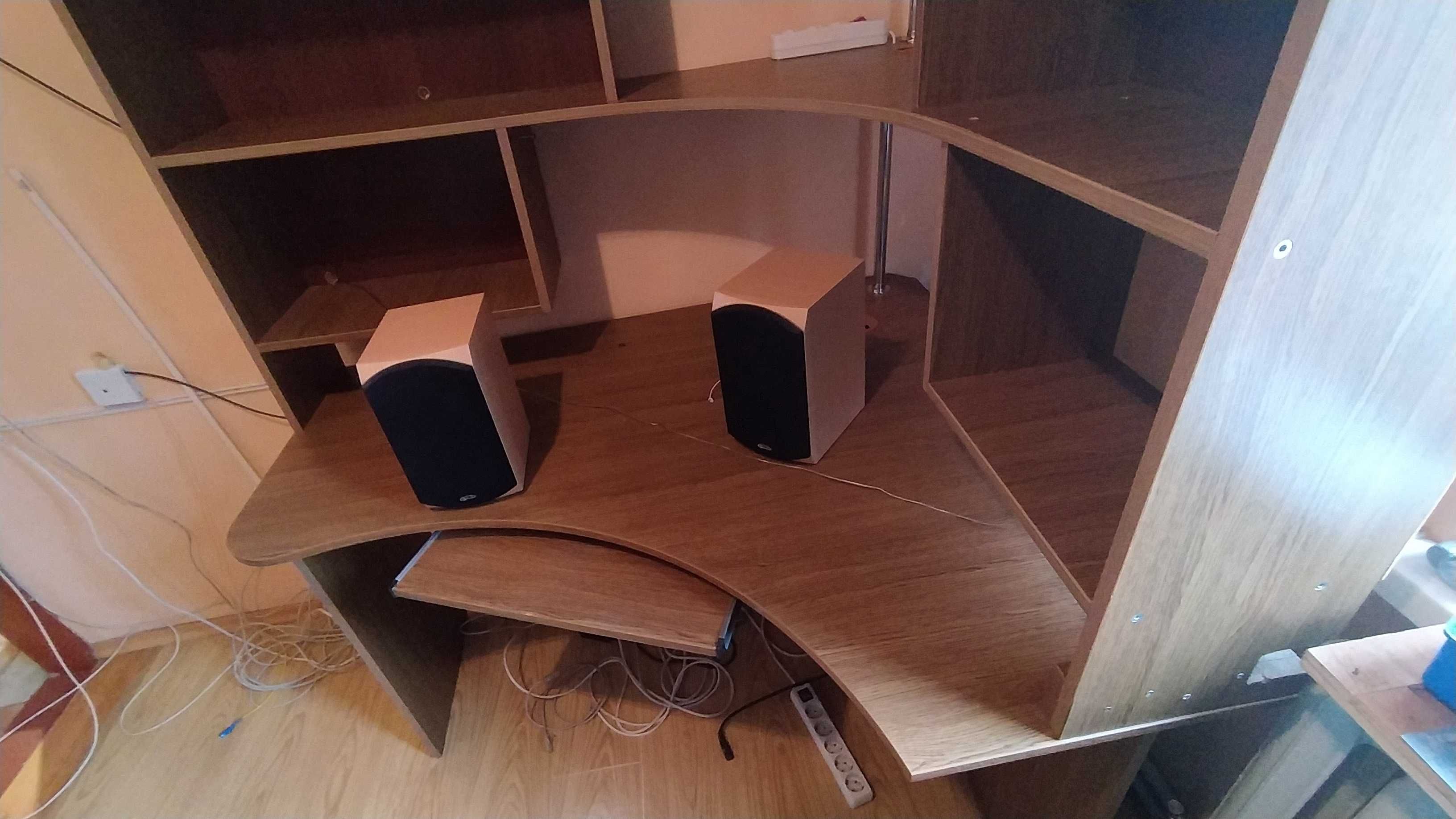 Продам компьютерный стол со шкафчиками