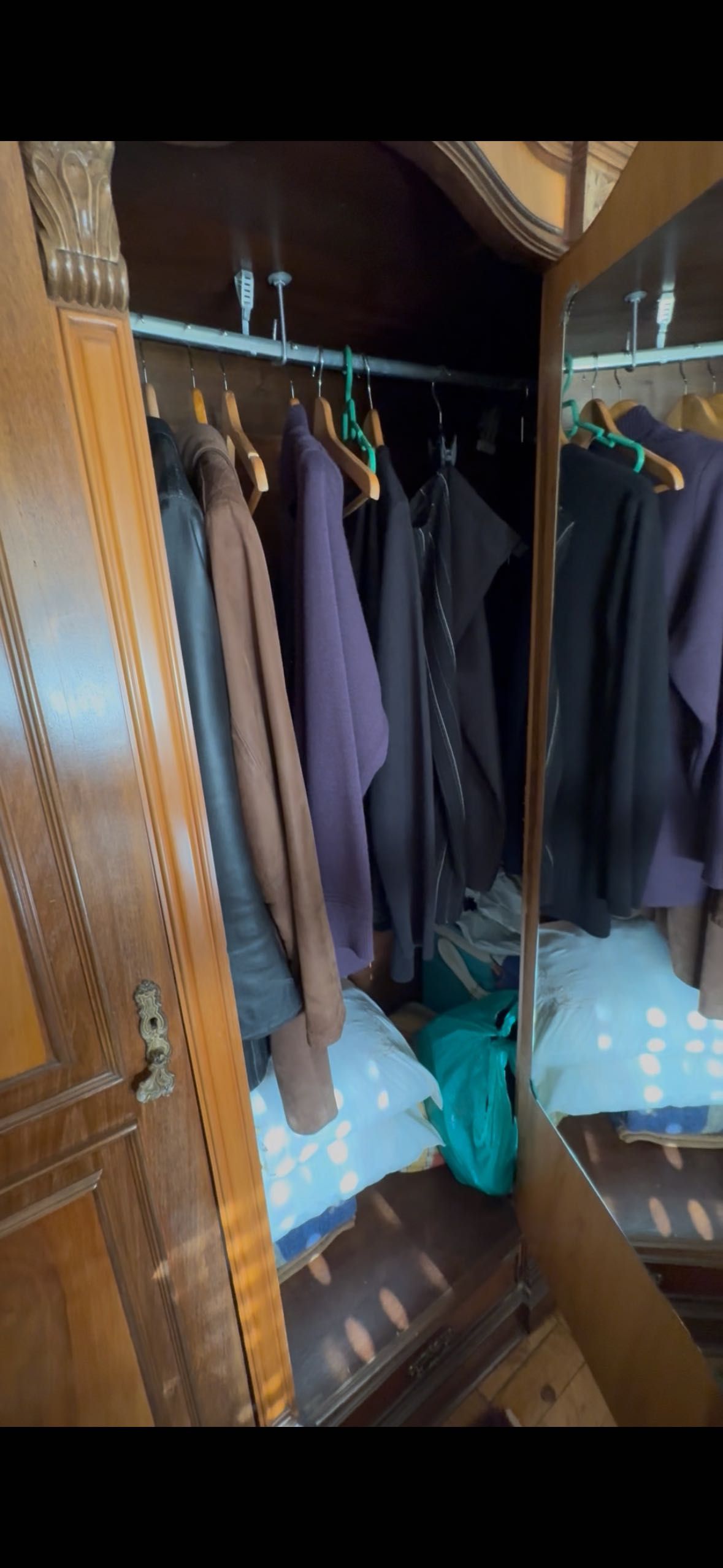 Guarda-vestidos Antigo em Madeira Maciça – 1,95m Altura