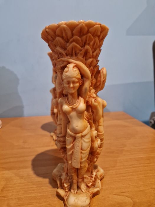 Dwa stare wazon z alabastru